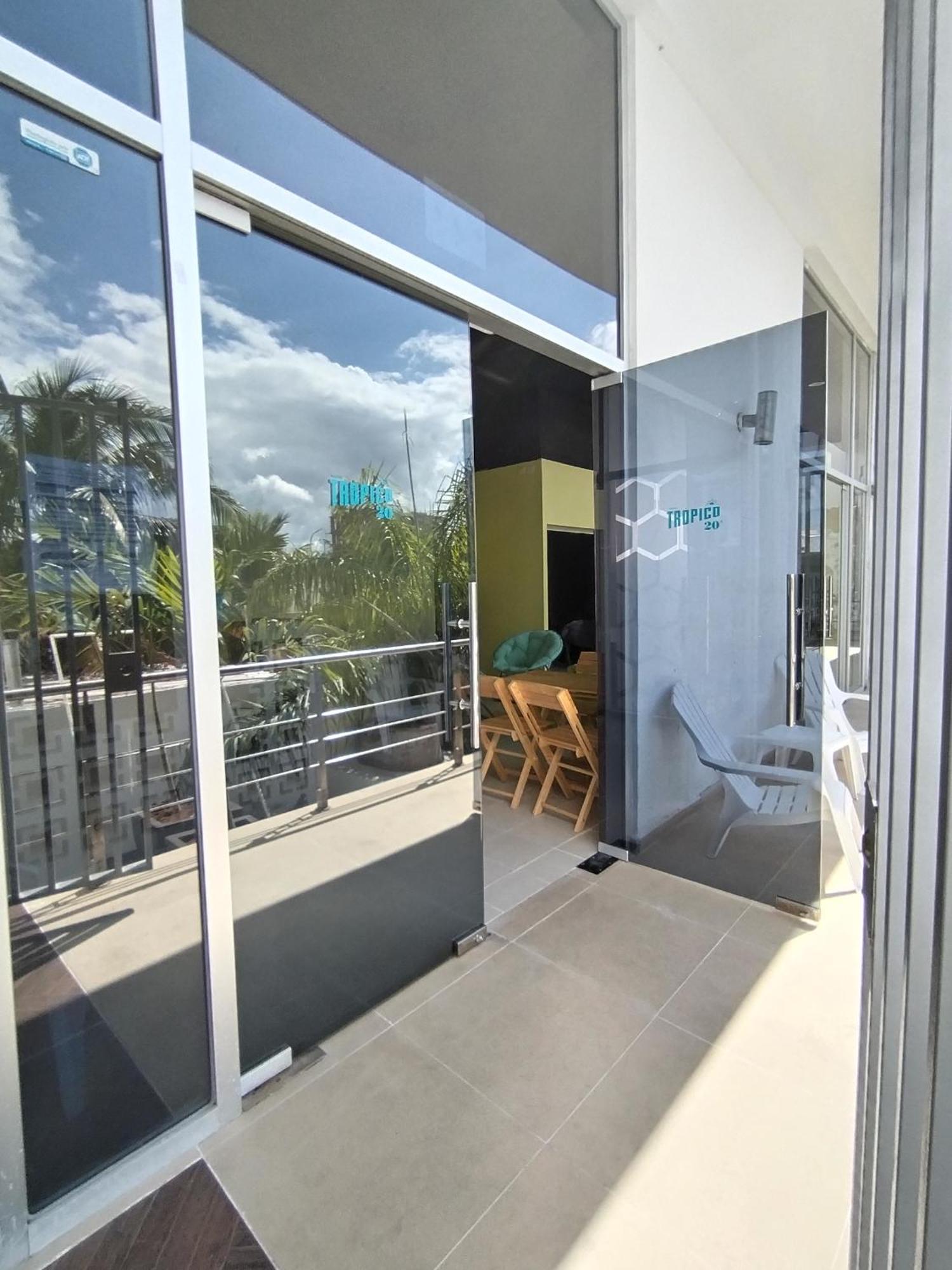 Hostel Tropico 20 Pdc Playa del Carmen Esterno foto